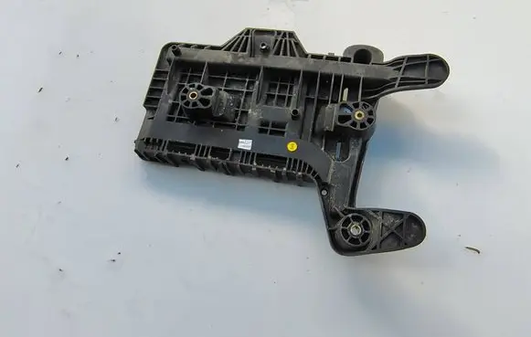 Volkswagen Golf V Battery bracket 