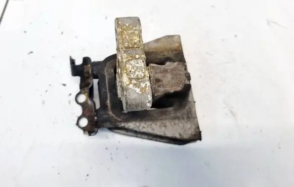 Honda CR-V Engine mount bracket