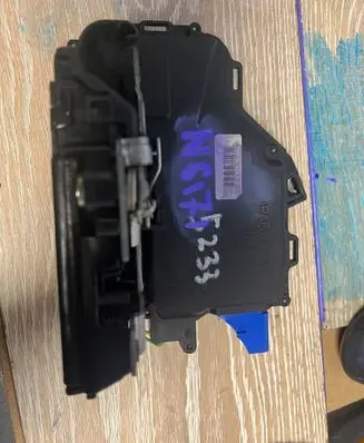 Skoda Octavia Mk2 (1Z) Front door lock 3D1837016