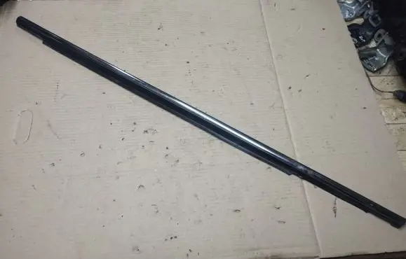 Chrysler Pacifica Front door glass trim molding