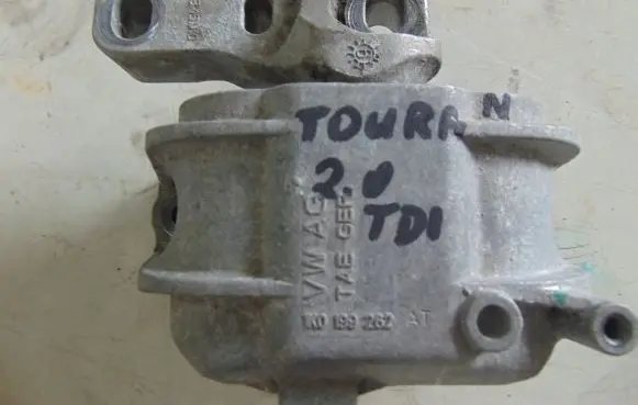 Volkswagen Touran I Engine mount bracket 1K0199262AT