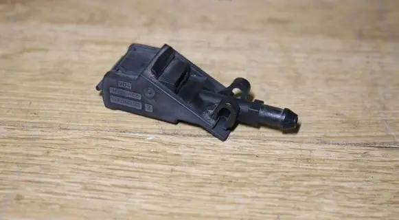 Volkswagen Golf IV Windshield washer spray nozzle 6E0955985