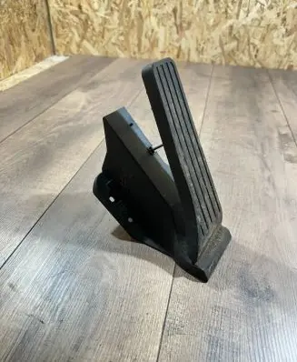 Mercedes-Benz E W212 Accelerator throttle pedal A2043000004 040510 0897