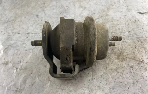 Nissan Patrol Y61 Engine mount bracket