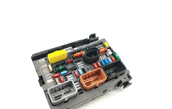 Peugeot 308 SW Fuse module 9666700480