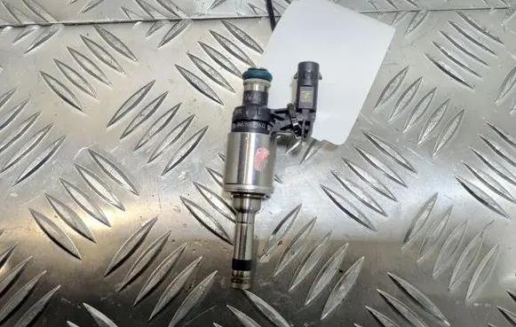 Volkswagen Scirocco Fuel injector 04E906036Q