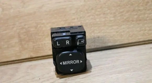 Toyota Avensis T250 Wing mirror switch 183575
