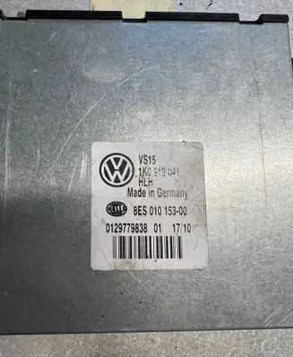 Volkswagen Golf V Power management control unit 8ES01015300