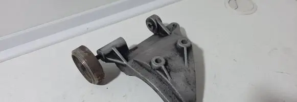 Audi A8 S8 D2 4D A/C compressor mount bracket 059260885E