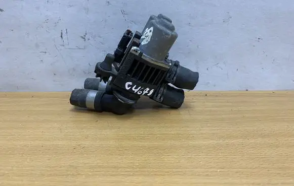 Mercedes-Benz E W210 Coolant heater control valve 0018307884 C4679