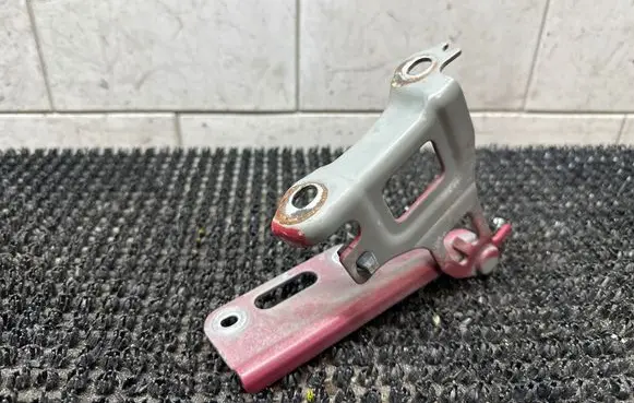 Engine bonnet/hood hinges