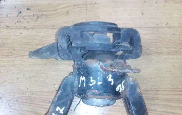 Mazda 323 Engine mount bracket 4618052