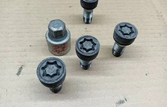 Audi A4 S4 B8 8K Anti-theft wheel nuts and lock 