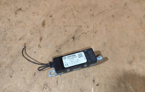 Volkswagen Touran I Aerial antenna amplifier 1T0035577