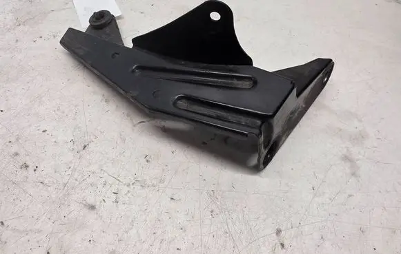 Audi A4 S4 B6 8E 8H Intercooler pipe mounting bracket 8E0145813B