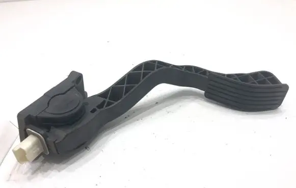 Accelerator throttle pedal