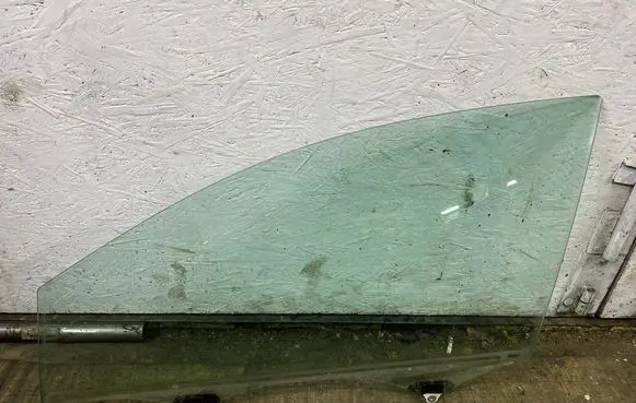 Honda CR-V Front door window glass four-door