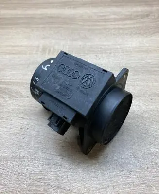 Volkswagen Golf IV Mass air flow meter 074906461 71822101