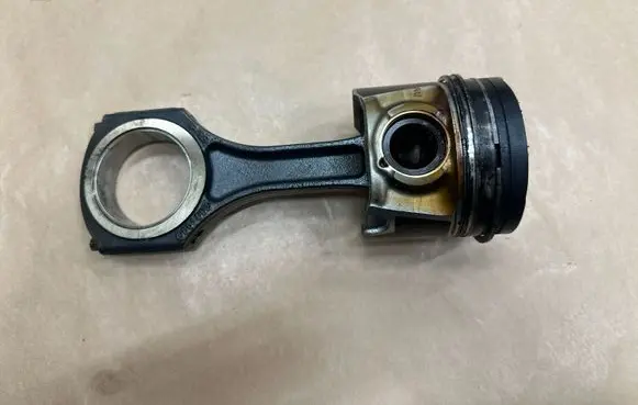 Mercedes-Benz Vito Viano W639 Piston with connecting rod 65100