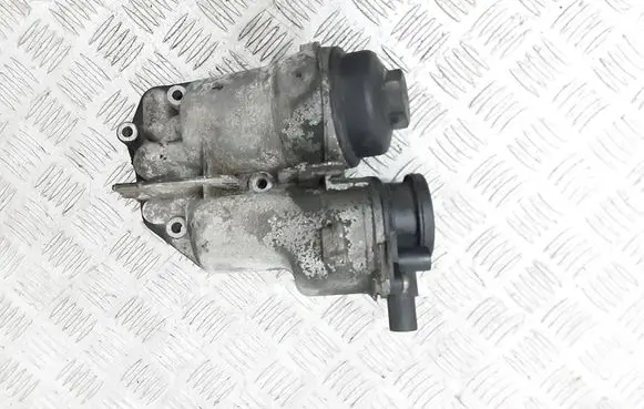 Volvo XC90 Oil filter mounting bracket 30677920