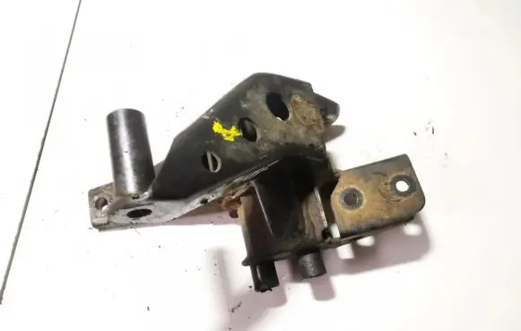 Nissan Almera Tino Engine mounting bracket