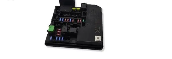 Nissan Juke I F15 Fuse module 284B71TX2B
