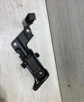 Toyota Yaris Engine mounting bracket