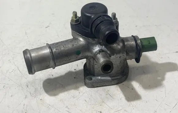 Volkswagen PASSAT B5 Engine coolant pipe/hose 038121133A