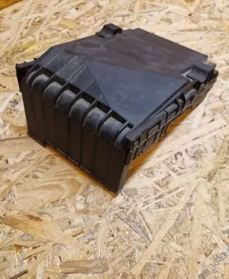 Volkswagen Touran II Fuse box cover 1K0937132F 1K0937132G 017180061