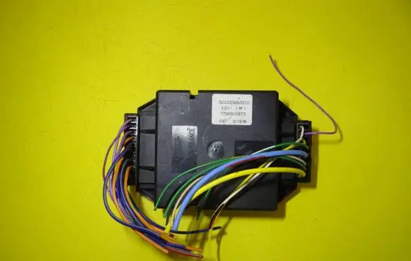 Renault Laguna I Central body control module 7700810873