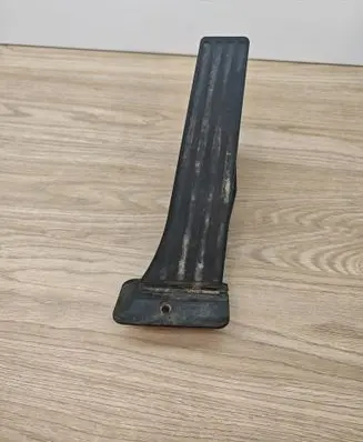 Accelerator throttle pedal