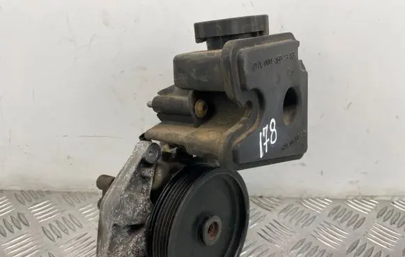 Mercedes-Benz E W212 Power steering pump A0064664501 7695955143