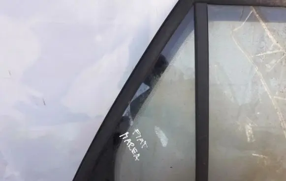 Rear vent window glass