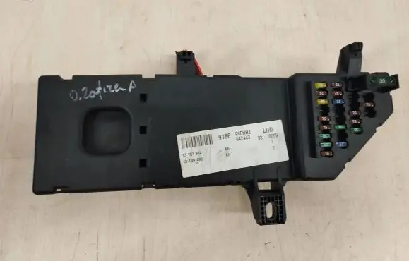 Opel Zafira A Fuse module 13181984 518777205 0211704