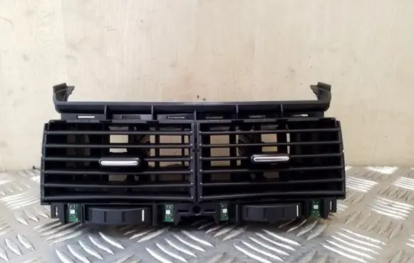 Volkswagen Touareg I Dash center air vent grill 7L6819727AJ