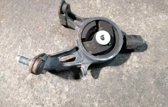 Toyota Verso Engine mount bracket