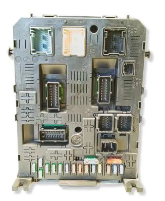 Peugeot 5008 Fuse module 281197595