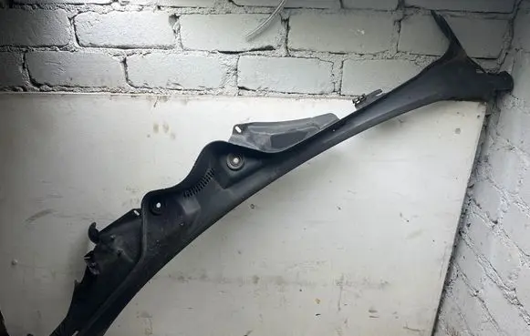 Mercedes-Benz E W211 Wiper trim A2118300013