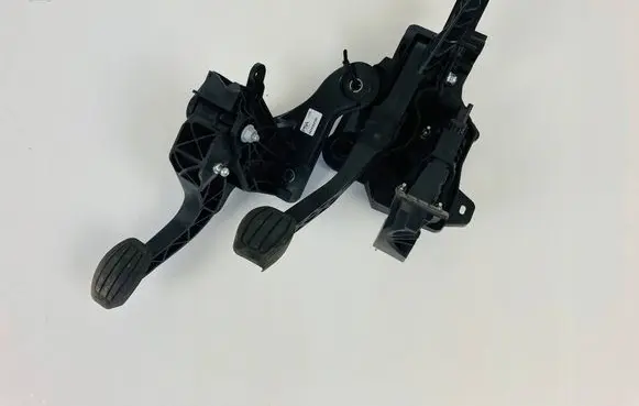 Opel Mokka B Clutch pedal 9824262180