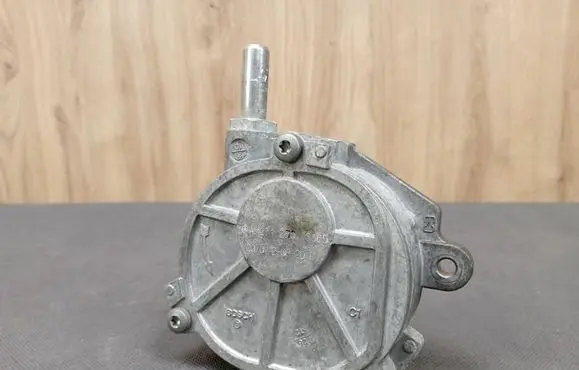Mercedes-Benz E A207 Vacuum pump 2712301665 A2712301665