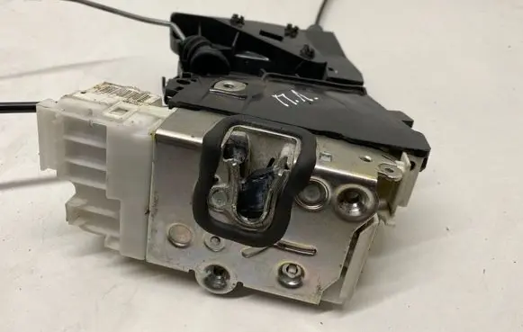 Mercedes-Benz ML W164 Front door lock 1697202735 A053702