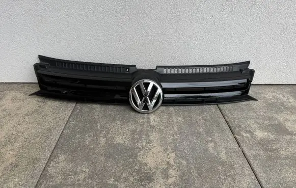 Volkswagen Golf Plus Front bumper upper radiator grill 5M0853653K