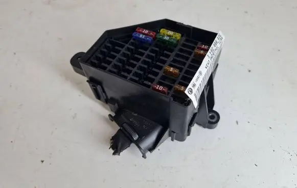Volkswagen PASSAT B6 Fuse box set 3C0880204E