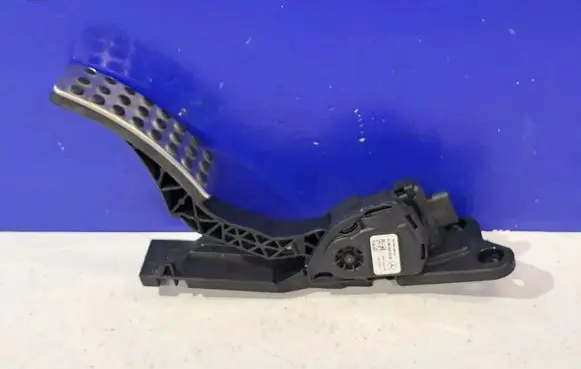 Mercedes-Benz GL X166 Accelerator throttle pedal A1663000204