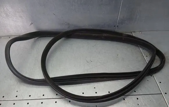Volvo V70 Rubber seal rear door 