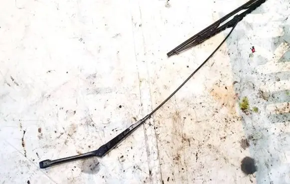 Opel Omega B2 Front wiper blade arm 24418969