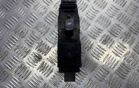 Volvo V70 Electric window control switch 8682837