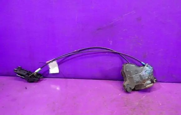 Toyota Avensis Verso Front door lock 