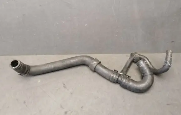 Volkswagen Touareg I Engine coolant pipe/hose