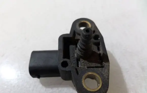 Mercedes-Benz B W245 Air pressure sensor A006153128